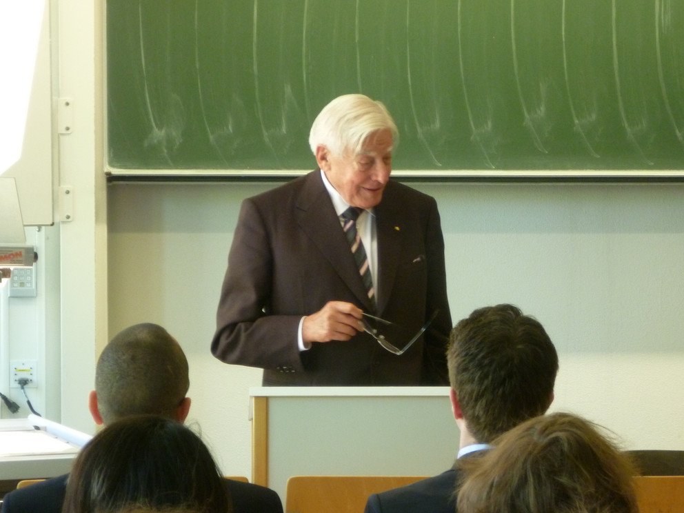  Prof. Dr. Christian Schwarz-Schilling mit Studenten