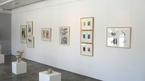 Gerahmte Bilder im Ausstellungsraum 