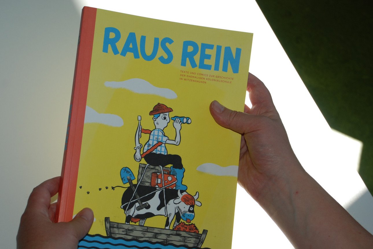[Translate to Englisch:] Buchcover "Raus Rein - Texte und Comics zur Geschichte der ehemaligen Kolonialschule in Witzenhausen"
