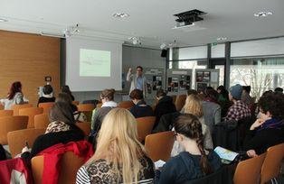 Studierende lauschen dem Vortrag von Herrn Professor Dr. Leiteritz Studierende lauschen dem Vortrag von Herrn Professor Dr. Leiteritz