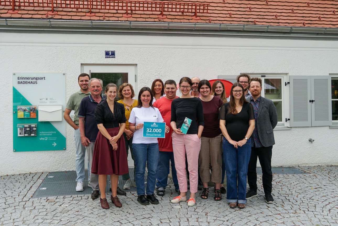 Gruppenbild der Teilnehmenden am Doktorandenseminar im Erinnerungsort Badehaus, Waldram