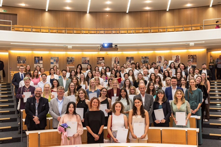 Die Absolventinnen und Absolventen der geistes- und kulturwissenschaftlichen Fakult&auml;t; Foto: Studio Weichselbaumer
