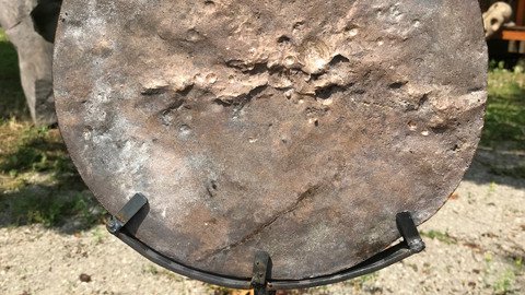 Metallscheibe auf einem Fu&szlig;