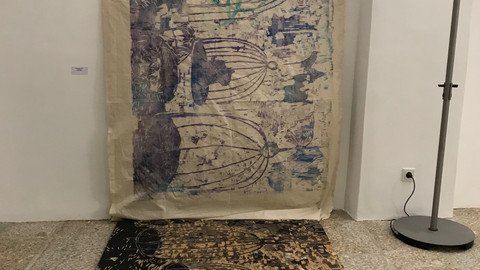 Leinwand an einer Wand in Lila Blau bemalt