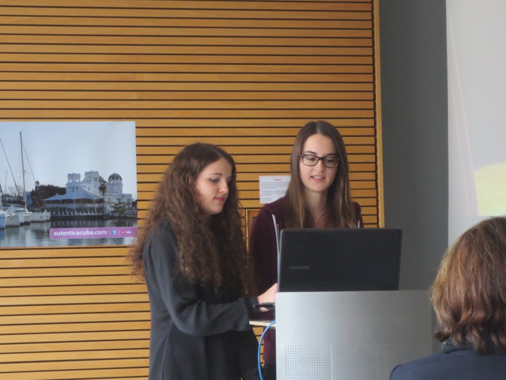 Kristina Joswig und Matilde Kn&ouml;fel bei ihrem Vortrag.