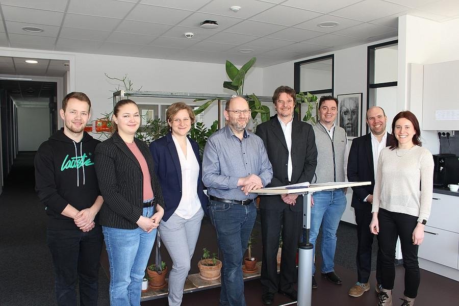 Unterzeichnung des Kooperationsvertrags: v.l. Benedikt Grassl, Johanna Grassl, Nina Kunze, Thomas Grassl, Prof. Dr. Malte Rehbein, Dr. Oliver Zech, Dr. Christian Iffelsberger (beide F&ouml;rdermittelberater, RAS AG Regensburg), Jennifer Zinke (PB Grassl); Foto: Universit&auml;t Passau