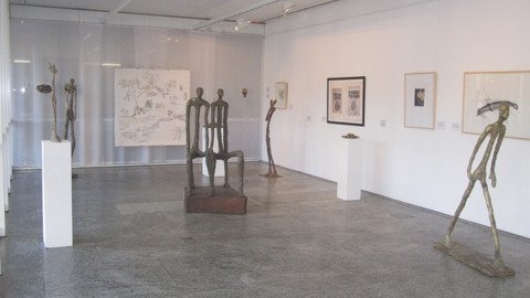Ausstellungsraum mit Skulpturen