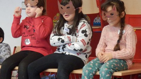 drei Kinder mit braunen Masken auf dem Gesicht