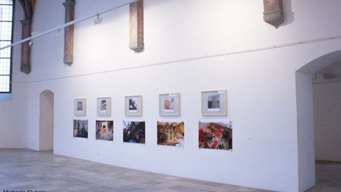Ausstellungsraum mit Bildern an der Wand