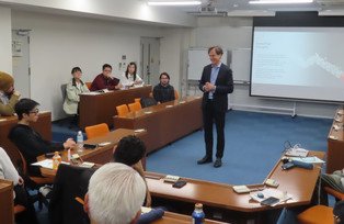 [Translate to Englisch:] Vortrag Prof. Barmeyer in Kyoto