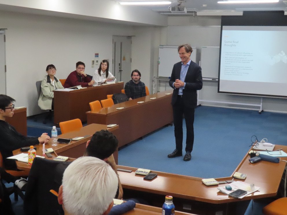 [Translate to Englisch:] Vortrag Prof. Barmeyer in Kyoto