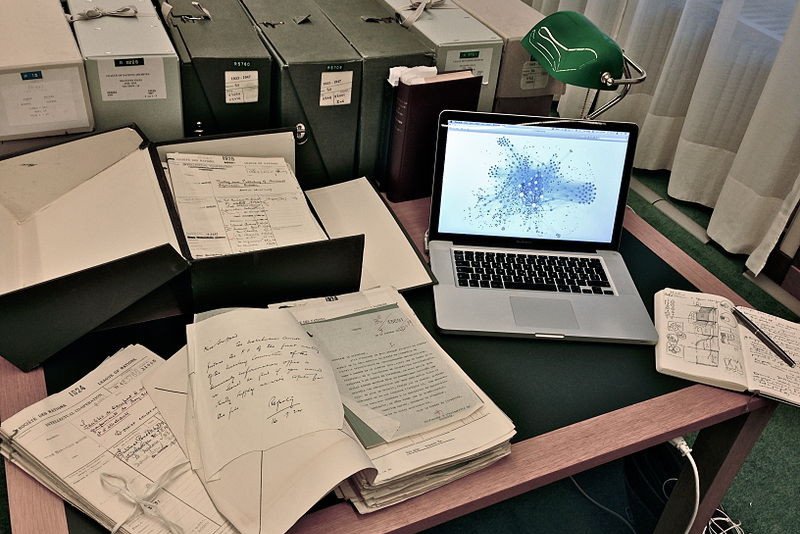 Laptop und Archivmaterial