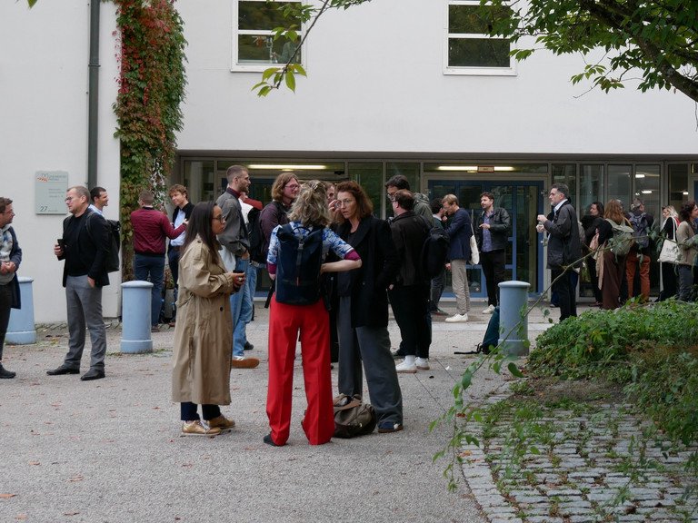 Viele Gespr&auml;che wurden auf der Tagung f&uuml;r Praktische Philosophie auch in den Vortragspausen gef&uuml;hrt; Foto: Universit&auml;t Passau
