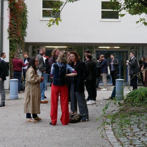Viele Gespr&auml;che wurden auf der Tagung f&uuml;r Praktische Philosophie auch in den Vortragspausen gef&uuml;hrt; Foto: Universit&auml;t Passau
