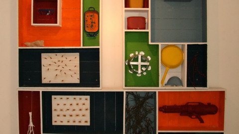 Wandregal mit bunten K&auml;sten 