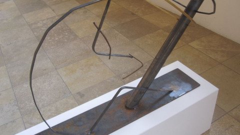 abstrakte Kunstinstallation aus Metall