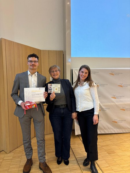 Preis&uuml;bergabe: kuwi netzwerk international e.V. Bildunterschrift: v.l.n.r.: Mario Hermann, Preistr&auml;ger netzwerk.preis f&uuml;r Ehrenamtliches Engagement; V&eacute;ronique Coiffet, Projektleiterin Vision Dindef&eacute;lo; Anouk Strau&szlig;, Stellv. Vorsitzende kuwi netzwerk international e.V.