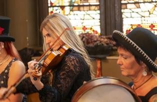 6-8tel Das Bild zeigt den Auftritt der Musikgruppe Sechs-Achtel.