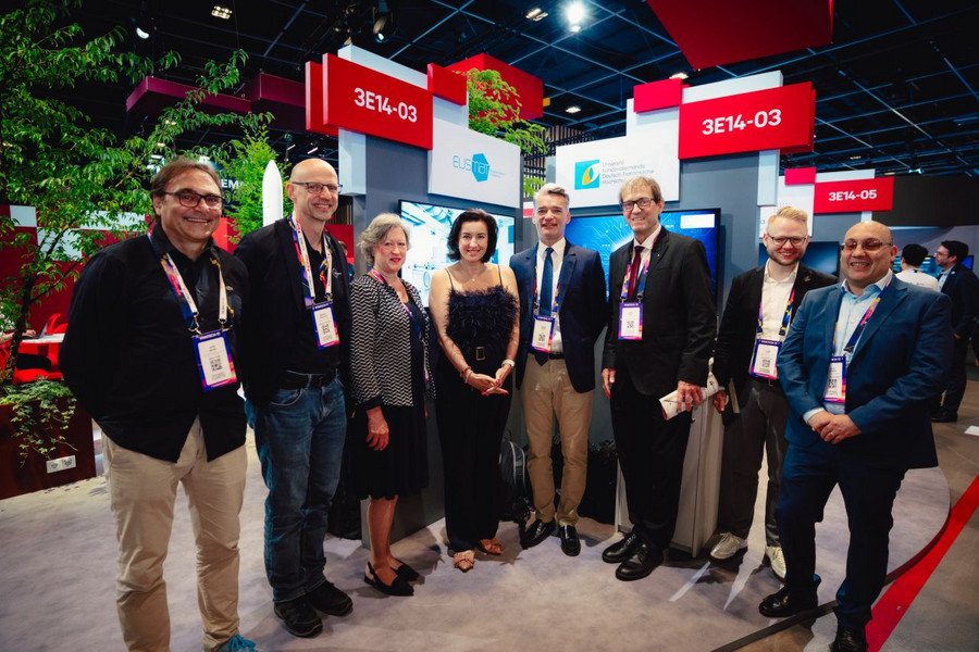 Universität Passau auf der VivaTech 2026: Prof. Dr. Michael Granitzer (2.v.l.) mit Bundesministerin Dorothee Bär, DFH-Vizepräsidentin Andrea von Hülsen-Esch, DFH-Präsident Philippe Gréciano (3., 4., 5. v.l.) und weiteren hochrangigen Vertreterinnen und Vertretern aus Politik, Wirtschaft und Wissenschaft; © DFH