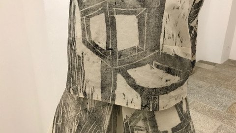 Skulptur bemalt mit W&uuml;rfeln