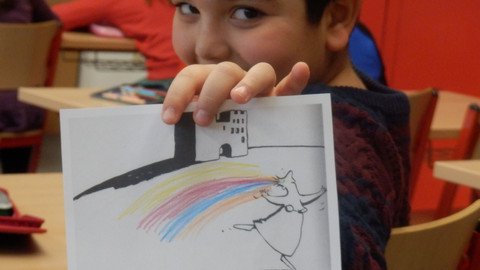 Ein Kind, das ein Bild in die Kamera h&auml;lt