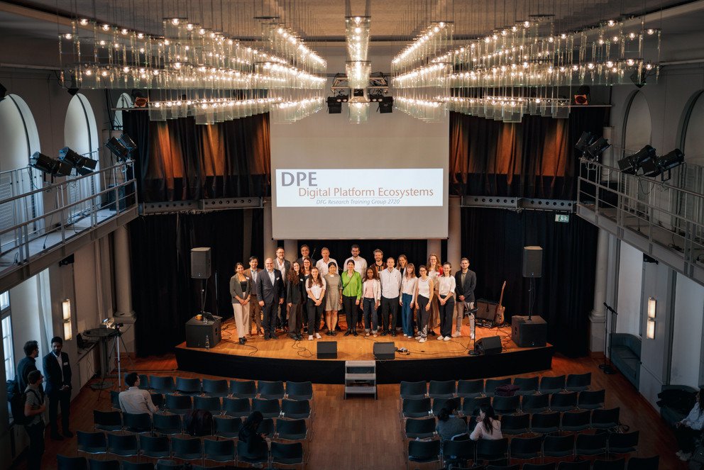 Das Team des DFG Graduiertenkollegs 2720 "Digital Platform Ecosystems" auf der B&uuml;hne der Passauer Redoute.