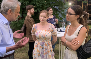 Prof. Dr. Dr. h.c. und Studentinnen