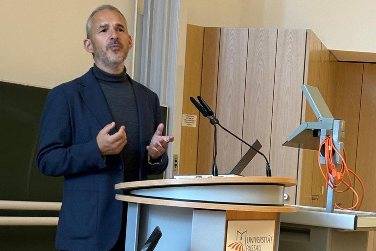 Dekoratives Bild der Kachel 'Gastvortrag von Alexandre Gefen'