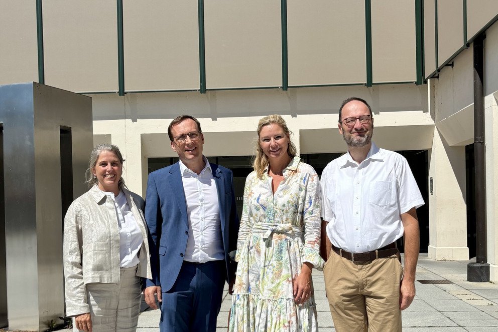 Bildhinweis: Beim Rundgang an der &bdquo;Alma Mater&ldquo;, (von links nach rechts): Kanzlerin Barbara Tasch, Universit&auml;tspr&auml;sident Prof. Dr. Jan H. Schumann, Amtschefin Stephanie Jacobs, Vizepr&auml;sident Prof. Dr. Harald Kosch; Foto: Universit&auml;t Passau.