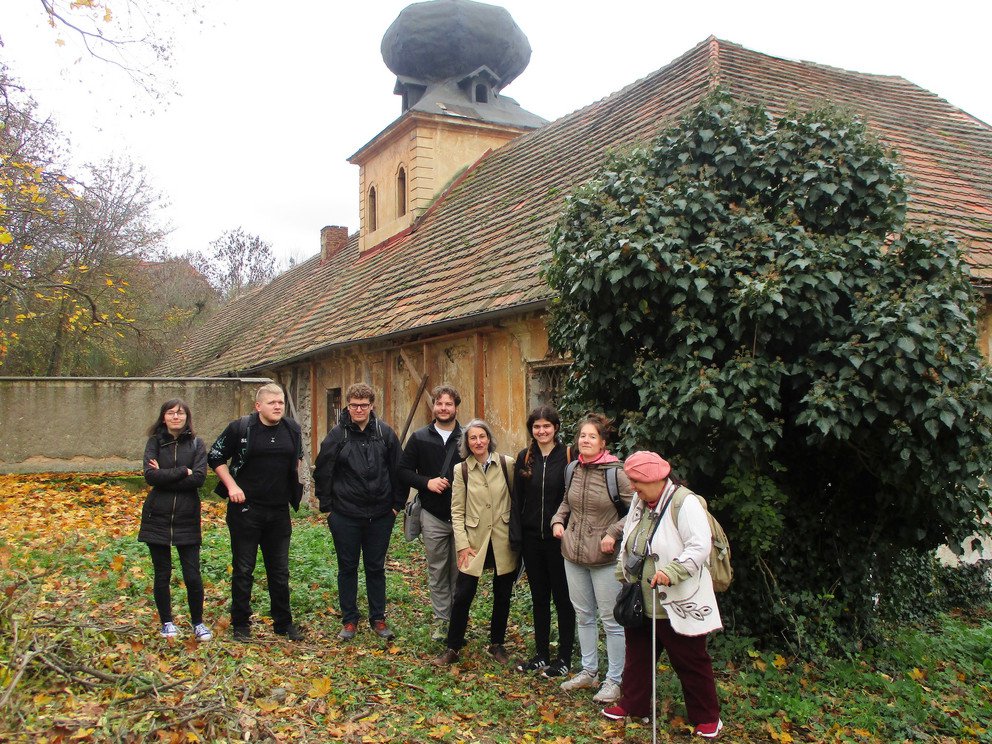 Studenten vor der Kirche