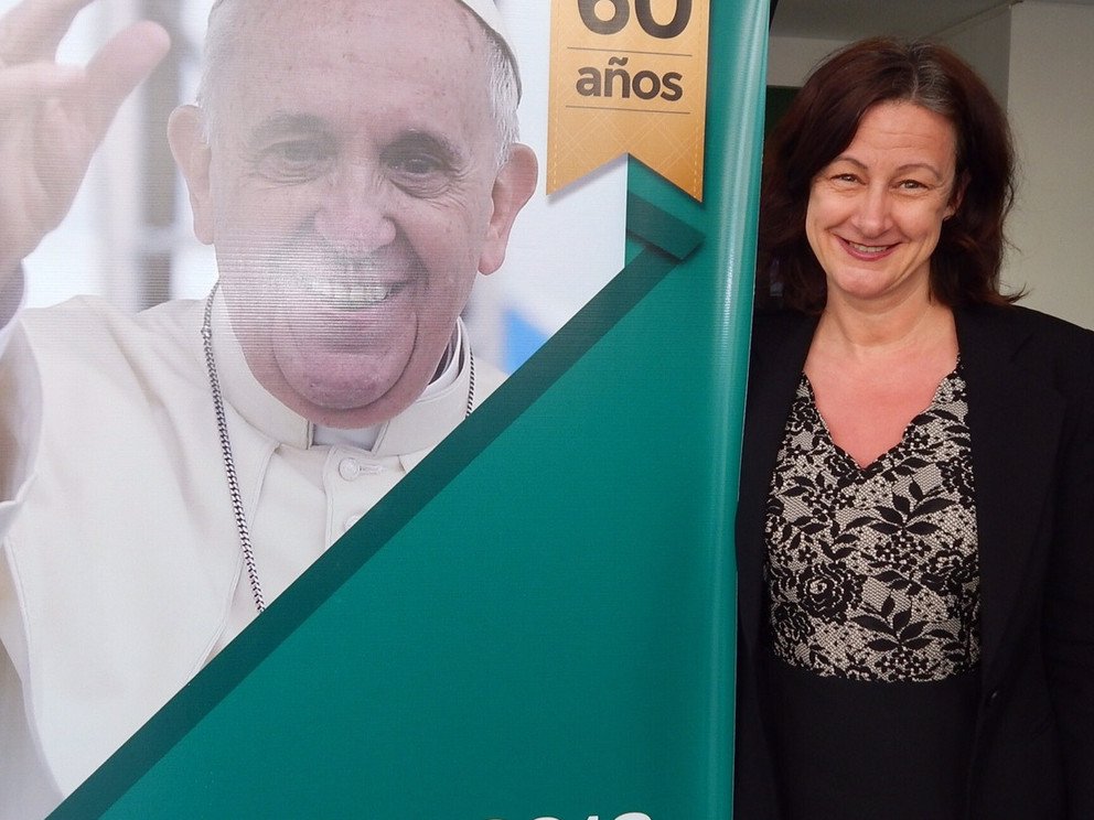 Plakat mit Papst Franziskus zum 60-j&auml;hrigen Jubil&auml;um der USAL und Ursula Reutner