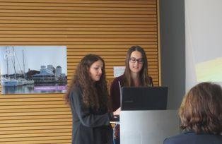 Kristina Joswig und Matilde Kn&ouml;fel bei ihrem Vortrag.