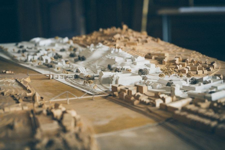 Zentrales Exponat ist ein repräsentatives Holzmodell Passaus, das die Stadt vom Gelände der Universität bis zur Ortsspitze zeigt. Fotos: Universität Passau Zentrales Exponat ist ein repräsentatives Holzmodell Passaus, das die Stadt vom Gelände der Universität bis zur Ortsspitze zeigt. Fotos: Universität Passau