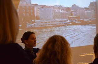 Anneli Fuchs, Studentin der Kunstgeschichte, als Live Speaker im MMK, Foto: MMK Anneli Fuchs als Live Speaker in der von ihr kuratierten Ausstellung "stART: Michelle Berndt: en passant"