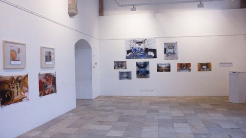 Ausstellungsraum mit Bildern an der Wand
