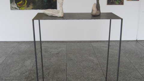 Zwei Skulpturen auf einem Tisch 