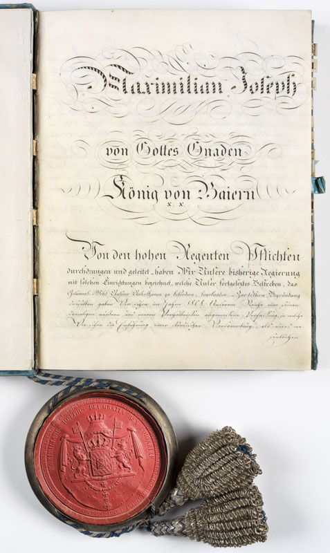 Foto der ersten Seite der Verfassungsurkunde von 1818 mit königlichem Siegel. (Bayerisches Hauptstaatsarchiv, Landtag 10295)