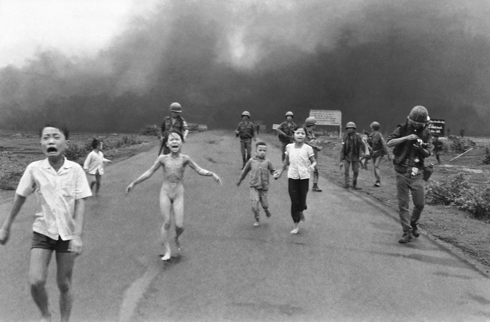 Vietnamkrieg: Bombardierung eines Dorfes bei Saigon mit Napalm im Juni 1972; Kinder auf der Flucht