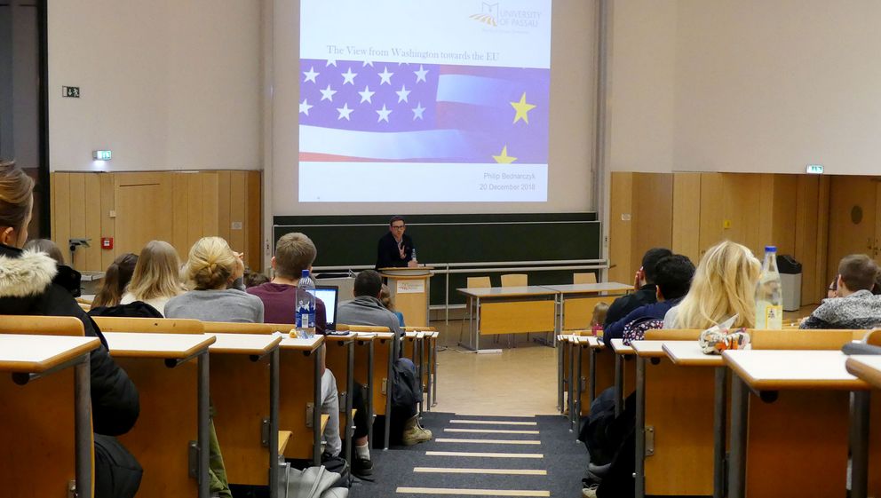 Gaststipendiat Phil Bednarczyk während seines Vortrags an der Universität Passau im Dezember 2018.