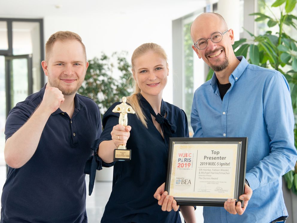 Fabian Wiedel, Elfi Heinke und Michael Harnischmacher mit dem Oscross Award.